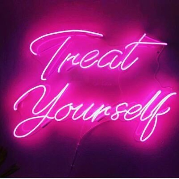 Meet your Posher! π«ΆπΌ - Picture 3 of 4